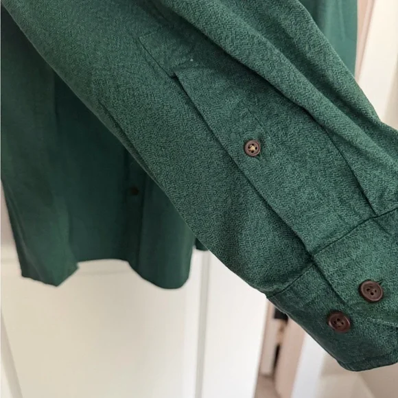 ☘️Banana Republic Men's Button-Down Shirt in Forest Green - Picture 3 of 5